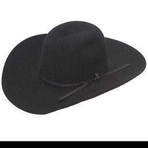 This hat comes with a sleek 2 cord band and Ariat hat pin. Exceptional quality